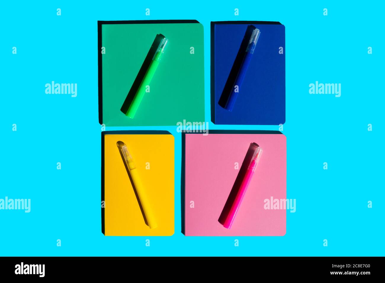 Studio di notebook colorati e penne con punta in feltro corrispondenti Foto Stock