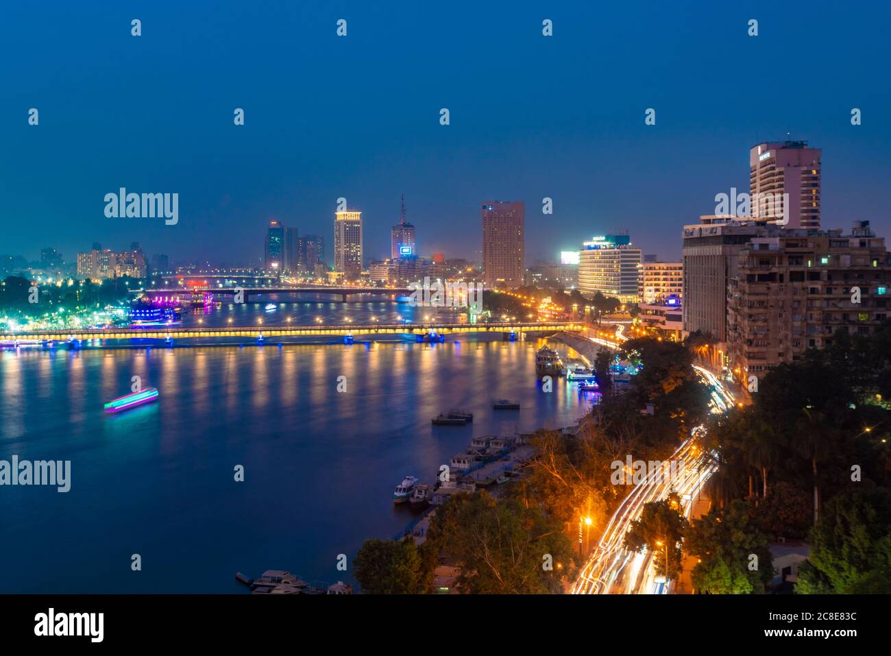Egitto, Cairo, Nilo e skyline del centro di notte Foto Stock