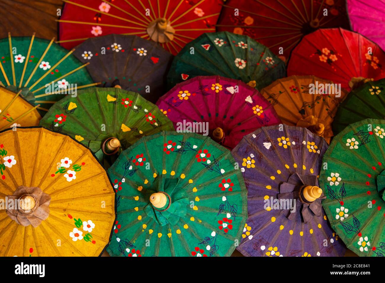 File di ombrelli colorati Foto Stock