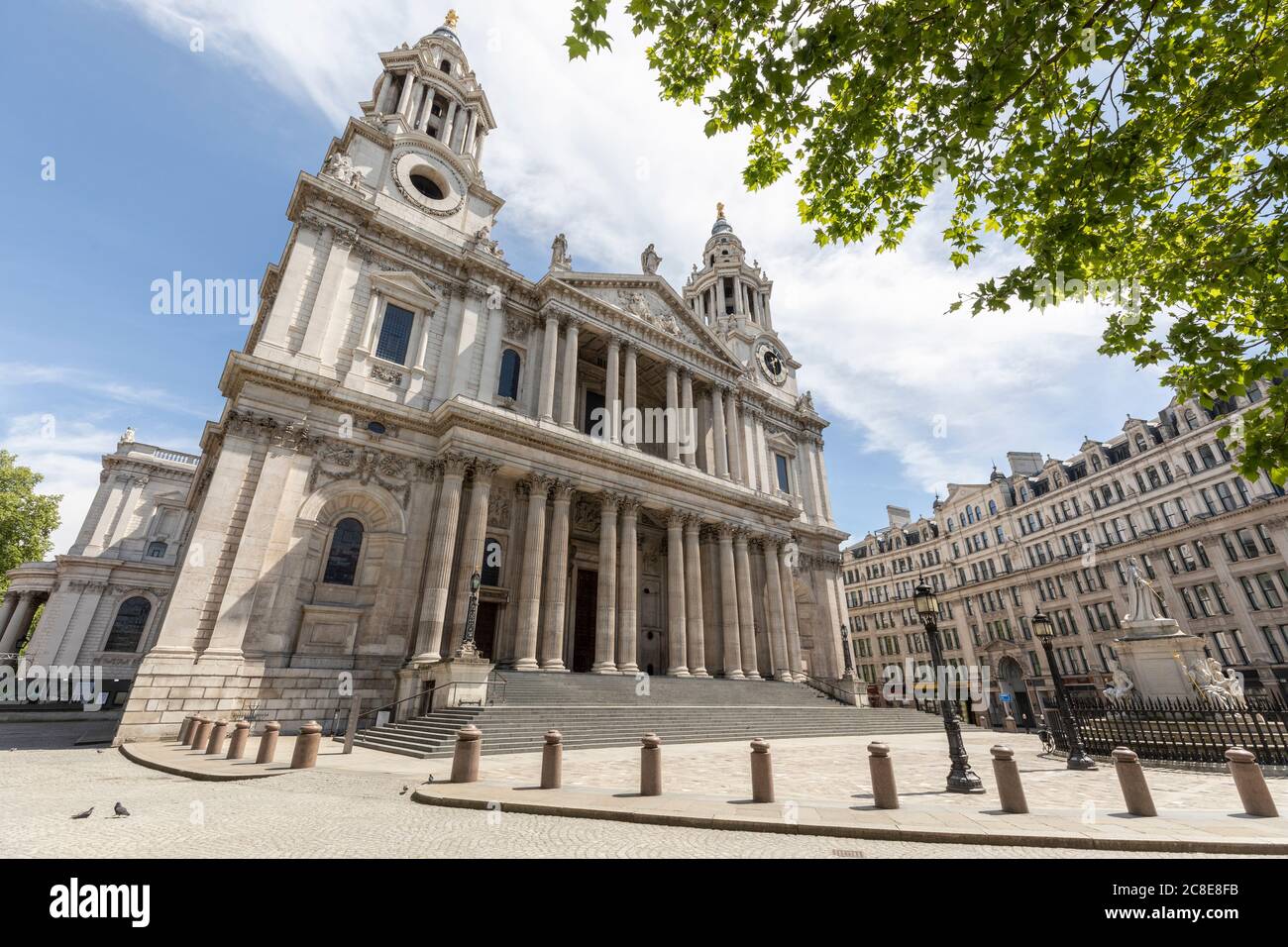 Regno Unito, Londra, Cattedrale di St Paul in una giornata di sole Foto Stock