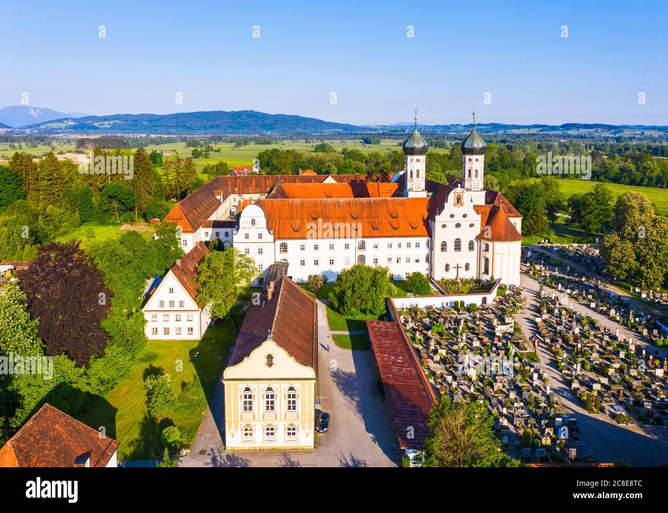 Germania, Baviera, drone vista della biblioteca e cimitero di Benediktbeuern Abbazia in primavera Foto Stock