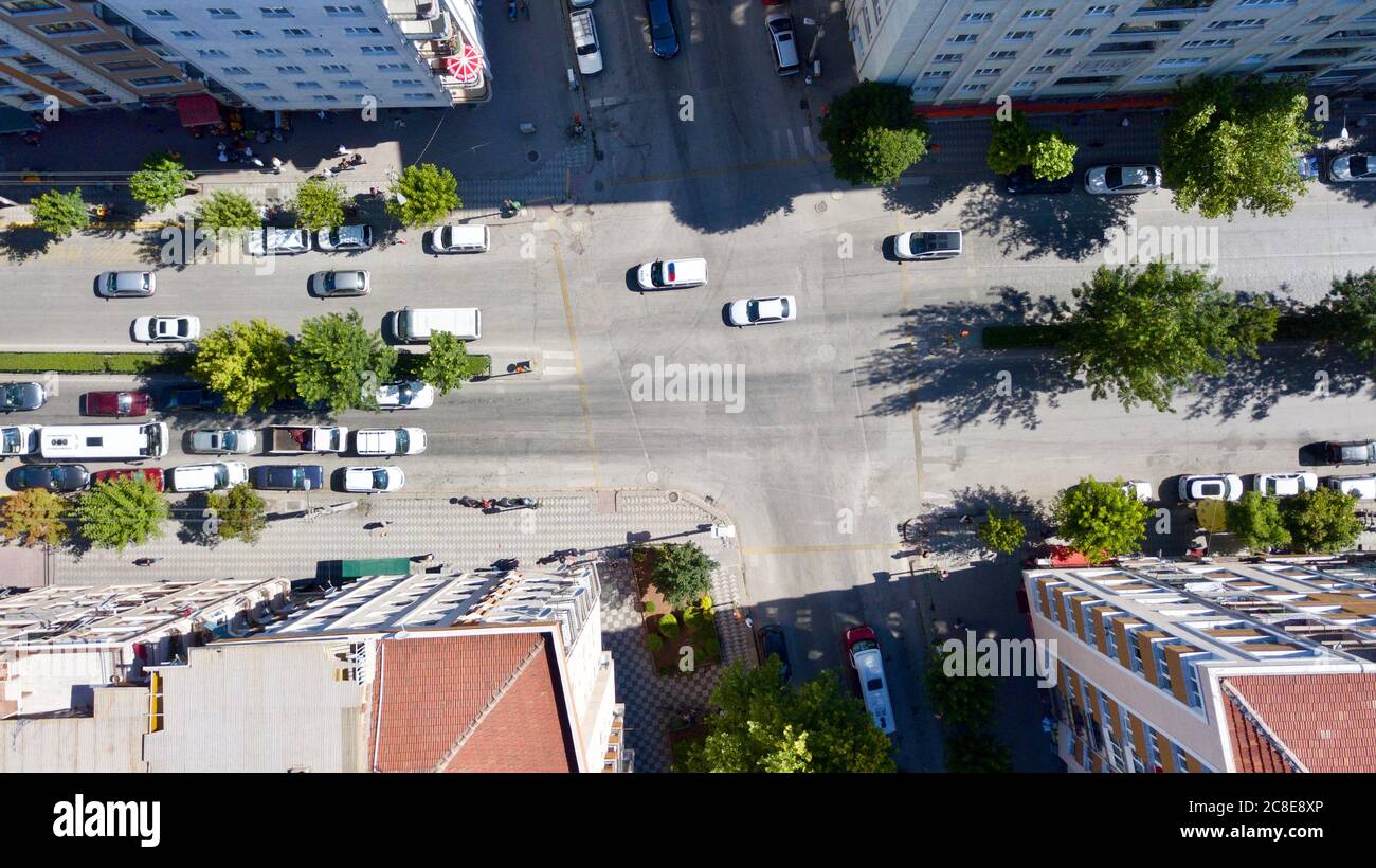 Vista aerea della rotatoria al centro della città. Strade cittadine, edifici e veicoli sono visibili. Foto Stock