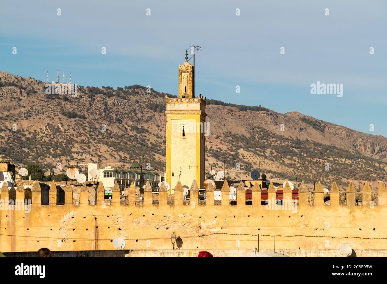 Marocco, Fes-Meknes, Fes, Minareto dietro la parete della porta della città di Bab Chems Foto Stock