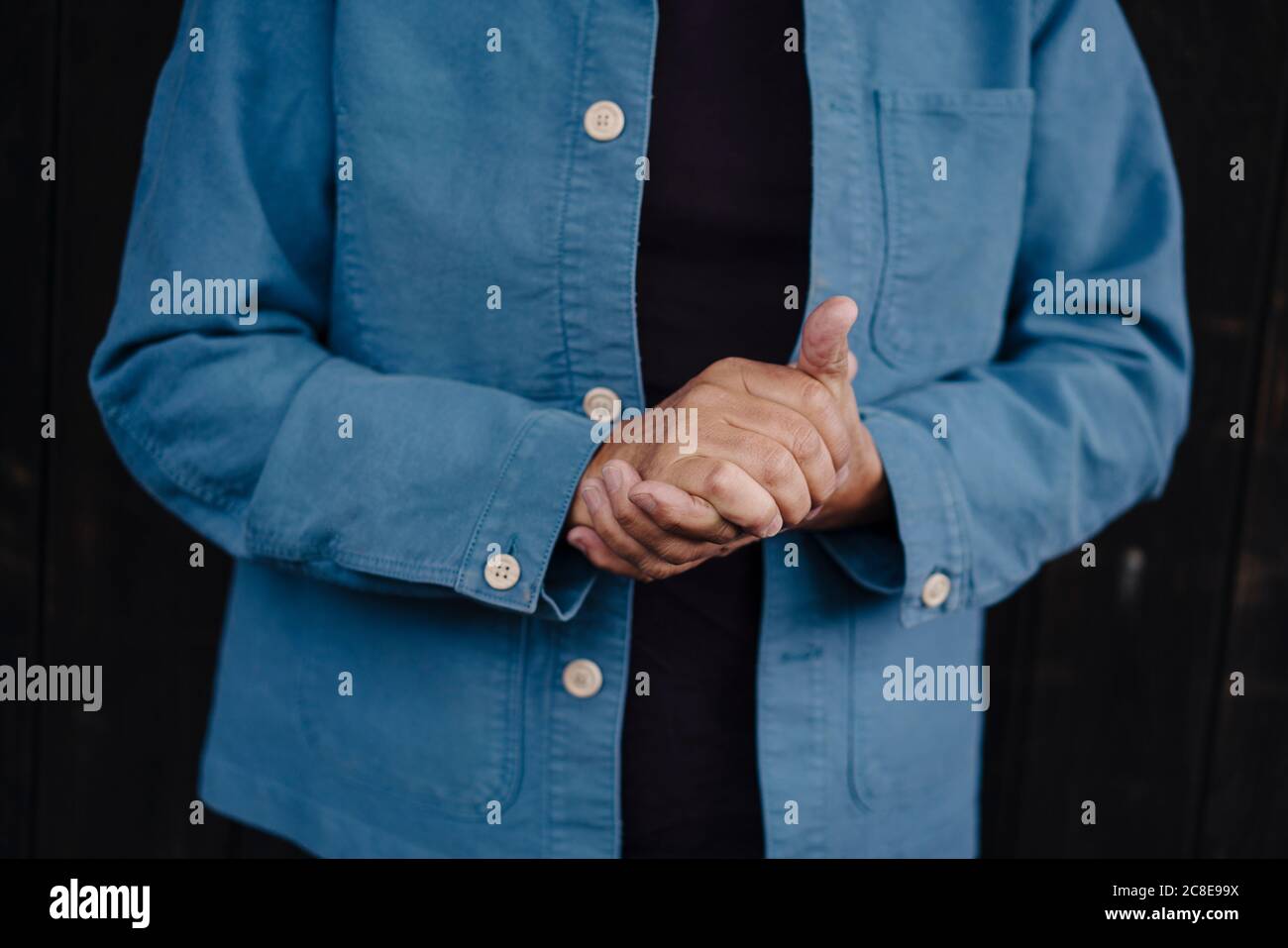 Primo piano delle mani aggrappate dell'uomo anziano Foto Stock