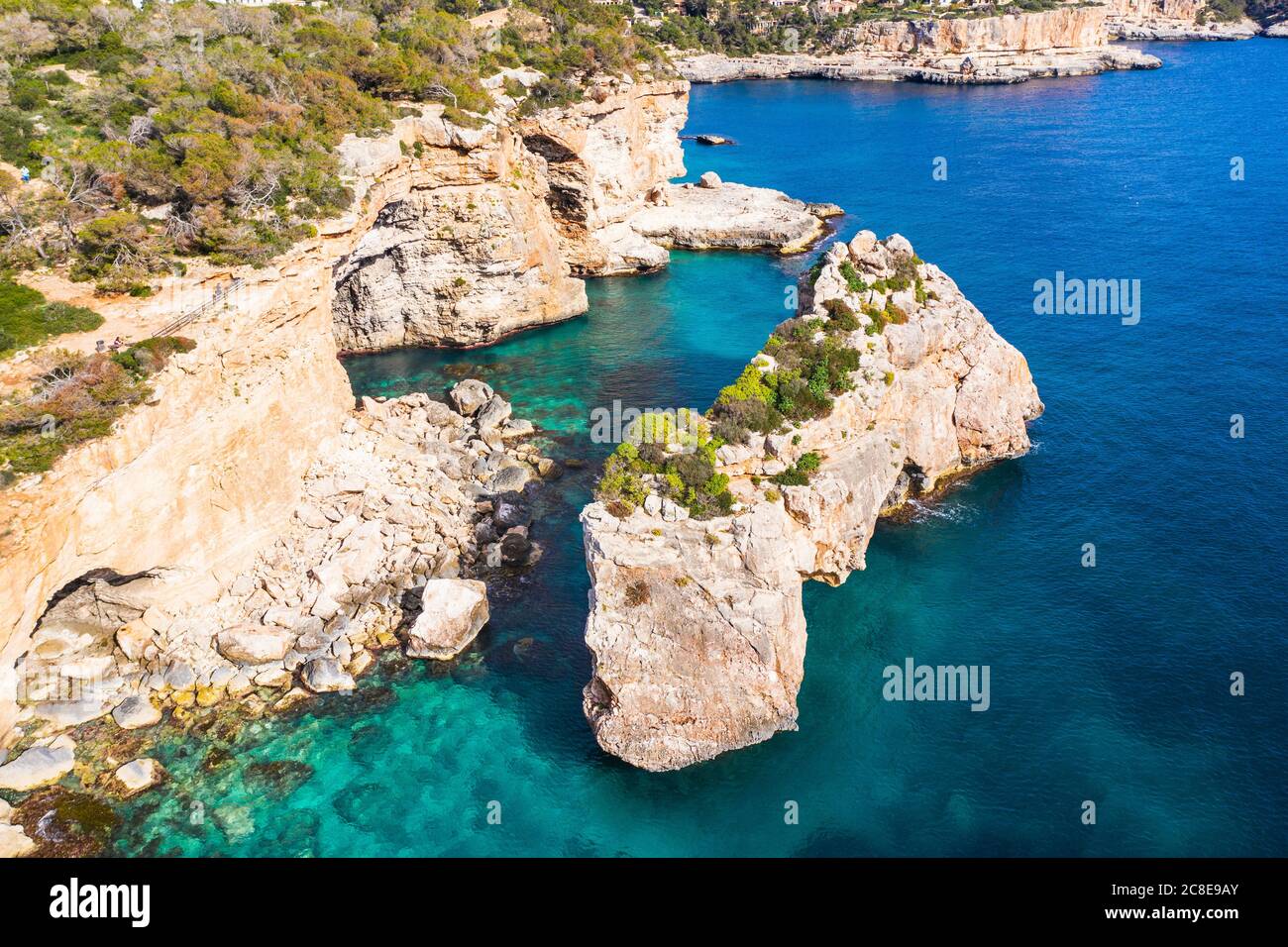 Spagna, Maiorca, Santanyi, Drone vista dell'arco di es Pontas in estate Foto Stock