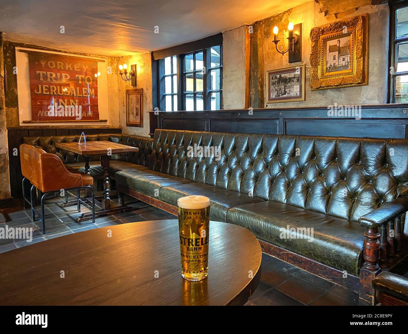 Bar interno a Ye Olde viaggio a Jerusalem Inn, Brewhouse Yard, Nottingham, Nottinghamshire, Inghilterra, Regno Unito Foto Stock
