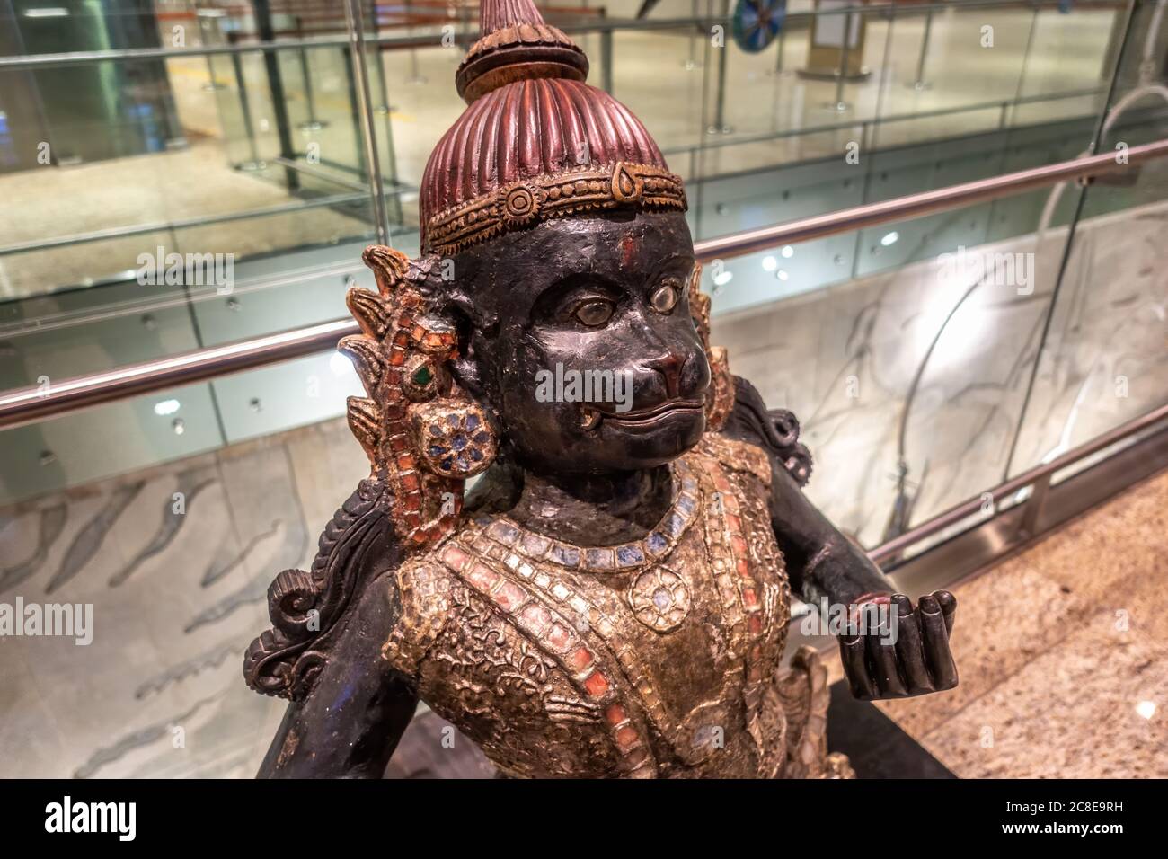 AEROPORTO DI MUMBAI, INDIA 31 DICEMBRE 2018: Scultura in legno antico di Hanuman, conosciuta come il Signore del celibato, cacciatorpediniere supremo del male Foto Stock