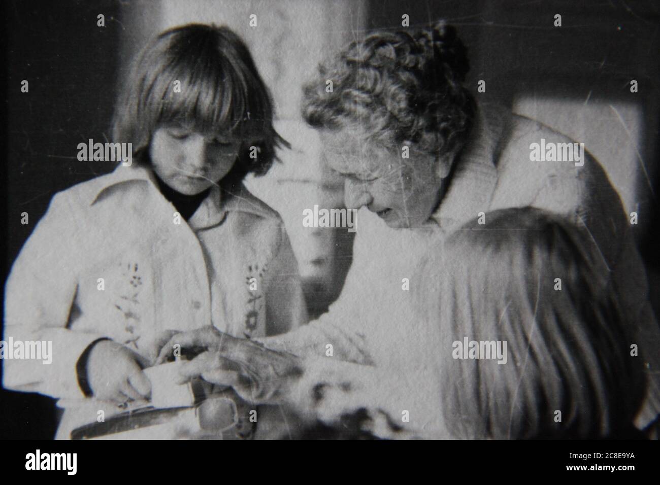 Fine anni '70 vintage nero e bianco stile di vita fotografia dolci da forno con la nonna. Foto Stock
