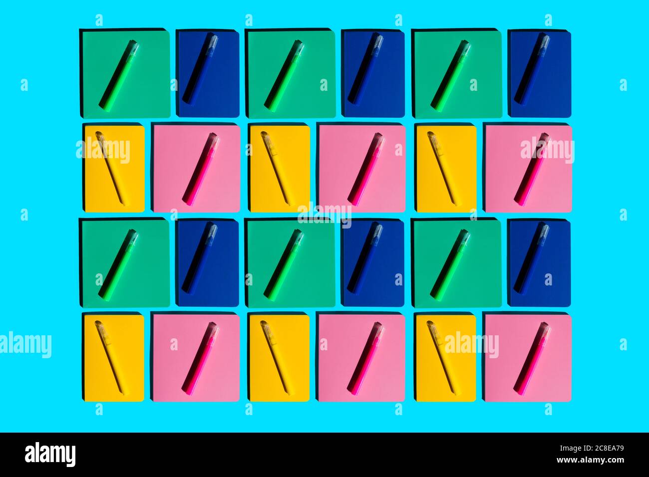 Modello di notebook colorati e penne con punta in feltro corrispondenti Foto Stock