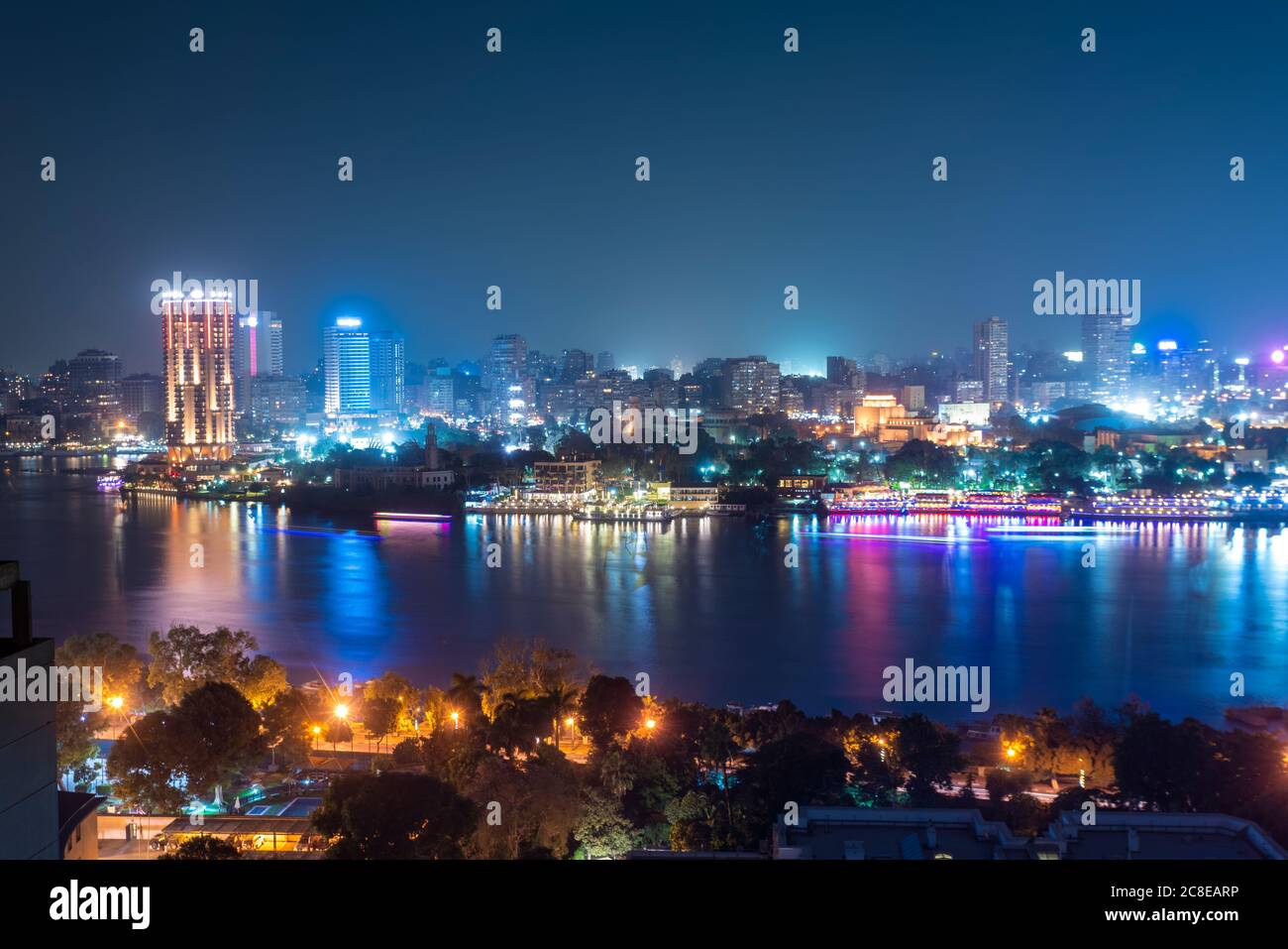 Egitto, Cairo, Nilo e skyline della città illuminati di notte Foto Stock