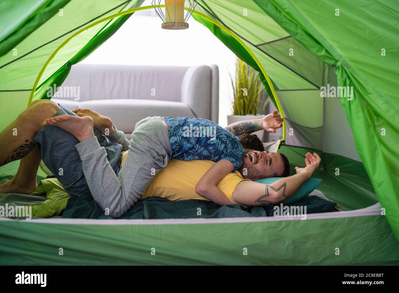 Padre e figlio si seccano in tenda a casa Foto Stock