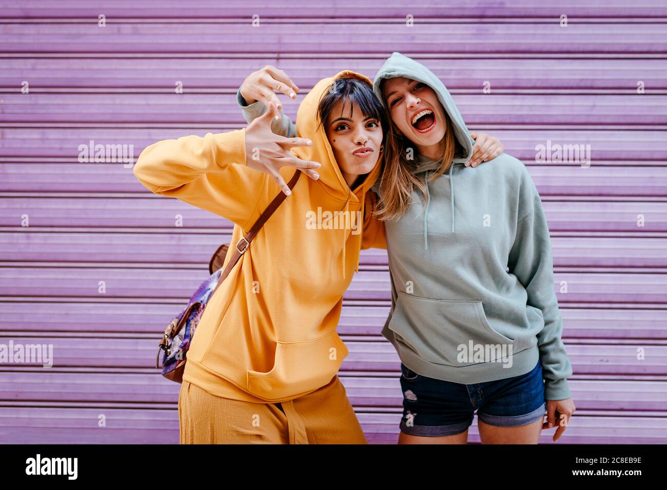 Ritratto di due amiche sorridenti e abbraccianti Foto Stock