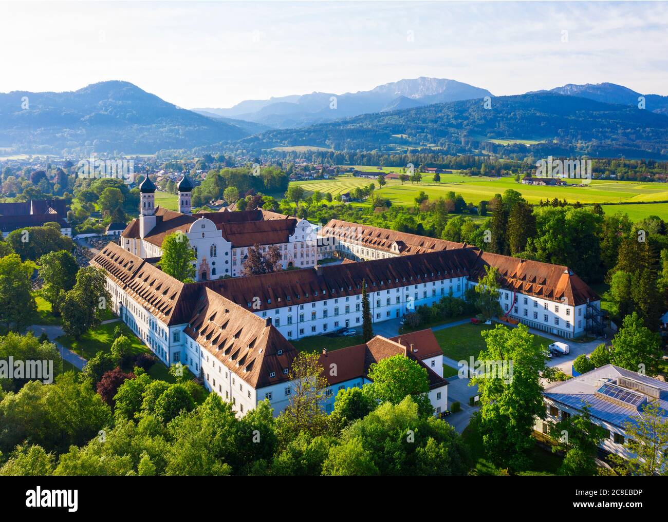 Germania, Baviera, drone vista dell'abbazia di Benediktbeuern in primavera Foto Stock