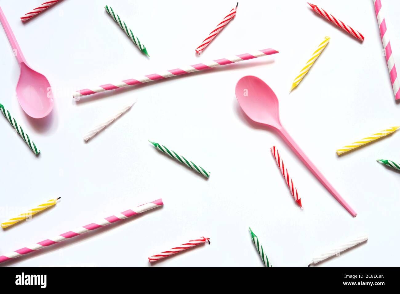 Studio shot di cucchiai di plastica e candele di compleanno Foto Stock