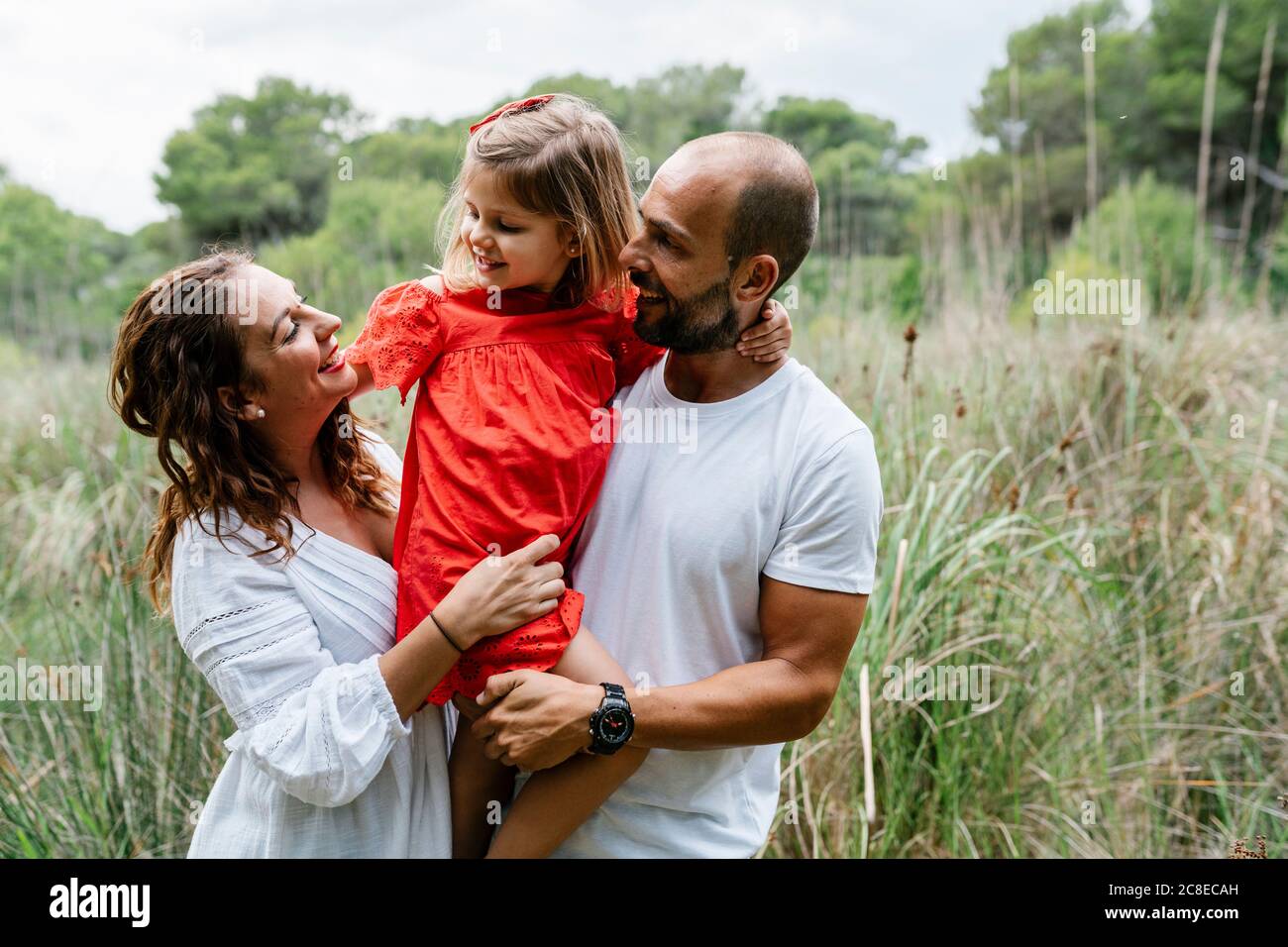 Buona famiglia godendo in campagna Foto Stock