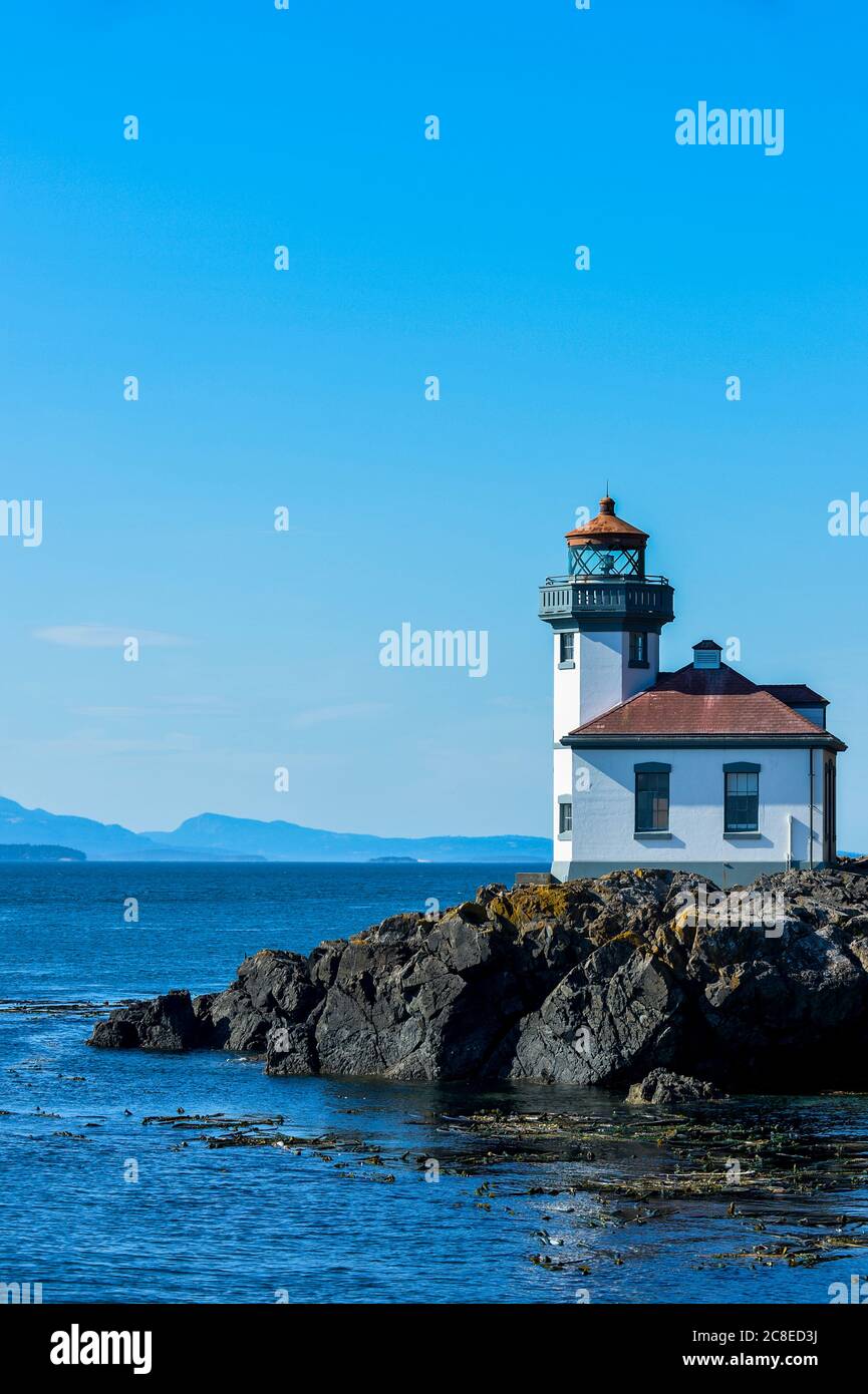 USA, Washington, Isola di San Juan, cielo chiaro sopra il faro di Lime Kiln Foto Stock