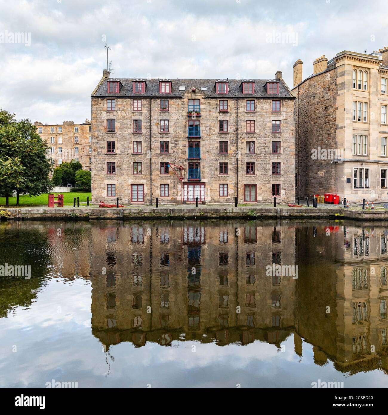 Regno Unito, Scozia, Edimburgo, Waterfront edifici e riflessioni sulle acque di Leith Foto Stock Regno Unito, Scozia, Edimburgo, Waterfront edifici e riflessioni sulle acque di Leith Foto Stock