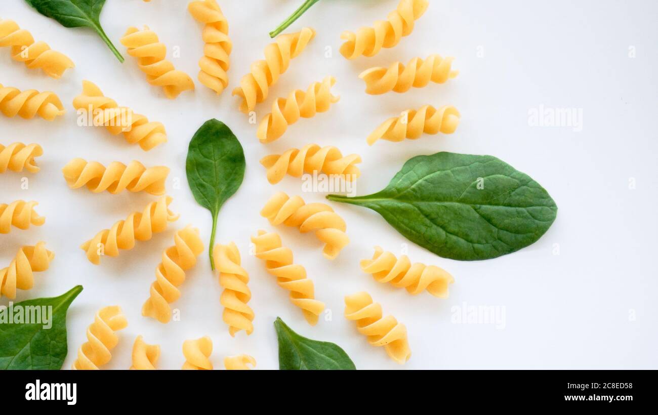 Spavata pasta cruda cibo a maglia bianco fondo banner. Foto Stock