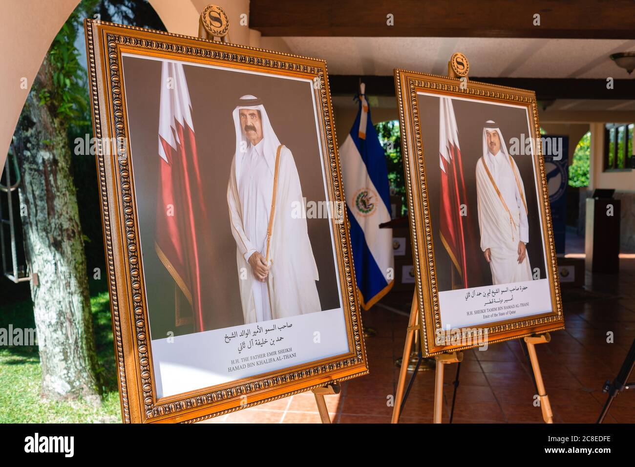San Salvador, El Salvador. 23 luglio 2020. Foto di Hamad Bin Kalifa al-Thani e di suo figlio Emiro dello Stato del Qatar, Sheikh Tamim Bin Hamad al-Thani. Lo Stato del Qatar ha donato forniture mediche e protezione all'Associazione dei giornalisti di El Salvador (SCIMMIE) nel contesto della crisi sanitaria causata dalla pandemia del COVID-19. Credit: Carlos Diaz/Alamy Live News. Foto Stock
