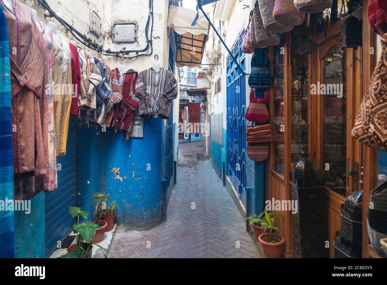 Marocco, Tanger-Tetouan-al Hoceima, Tangeri, negozi lungo il vicolo stretto nella storica medina Foto Stock