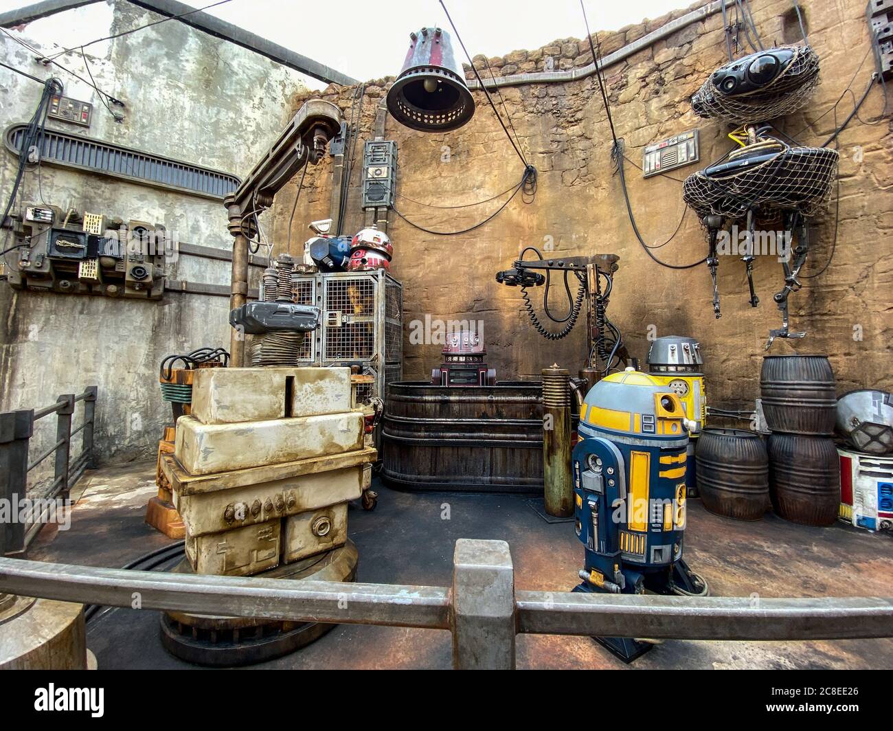 Orlando, FL/USA-10/5/19: Androidi in mostra presso l'area Star Wars Galaxy's Edge dell'Hollywood Studios Park al Walt Disney World di Orlando, FL. Foto Stock