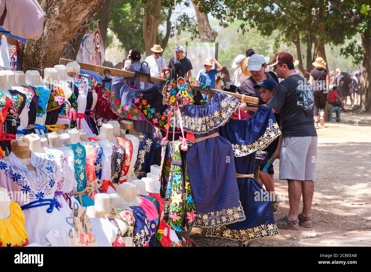 Mercato artigianale che vende abiti messicani tradizionali a Chichen Itza Foto Stock