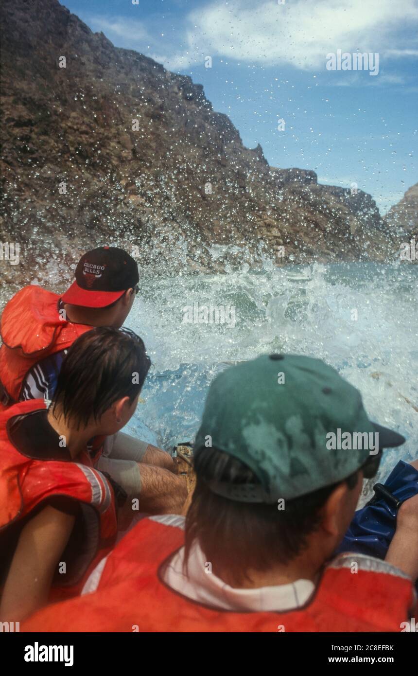 HUALAPAI IND RES GRAND CANYON AZ UN muro d'acqua rinvigorisce i partecipanti al rafting su rapide del fiume Colorado durante un viaggio guidato dalla Hualapai riv Foto Stock