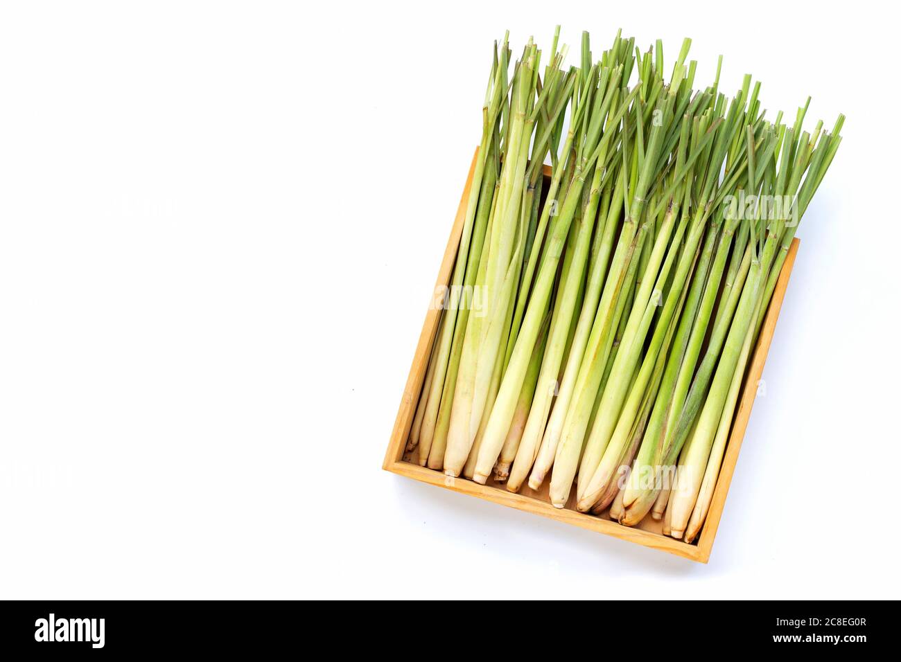 Citronella fresca in scatola di legno su sfondo bianco. Spazio di copia Foto Stock