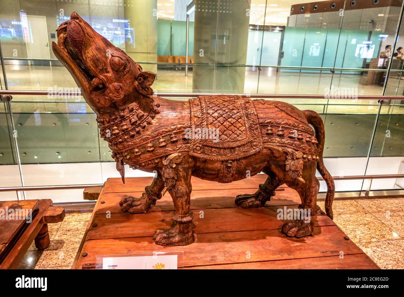 AEROPORTO DI MUMBAI, INDIA 31 DICEMBRE 2018: Scultura in legno antico di Vahanas esposta pubblicamente, una particolare divinità indù è detto per usare come veicolo. M Foto Stock