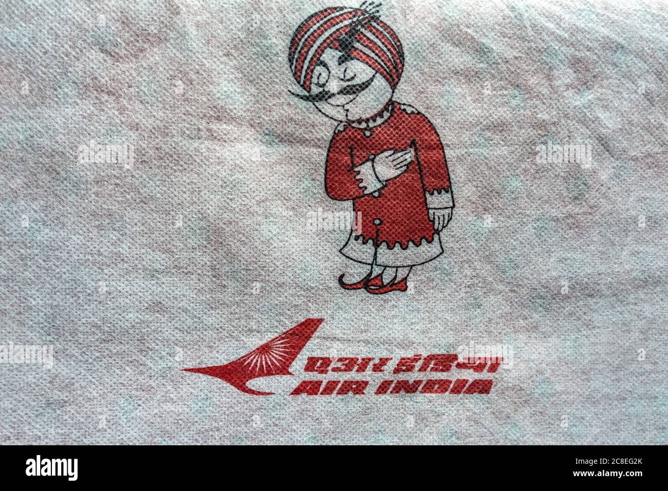 AEROPORTO DI MUMBAI, INDIA 01 GENNAIO 2019: Vista ravvicinata sui tovaglioli con il logo di una compagnia di volo civile - Air India Foto Stock
