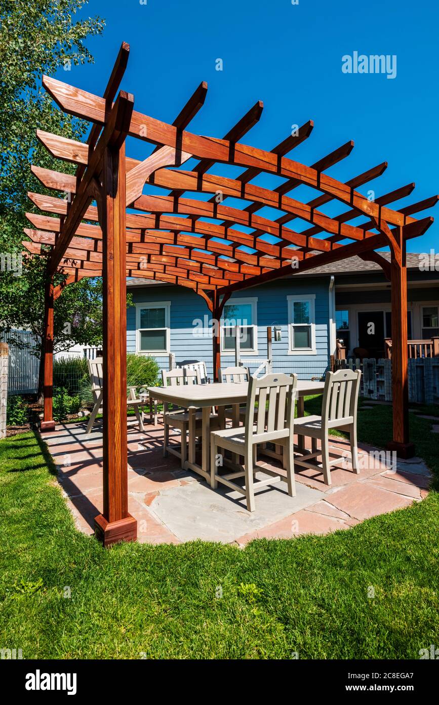 Cedar pergola; patio ardesia; mobili da prato; cortile residenziale Foto Stock