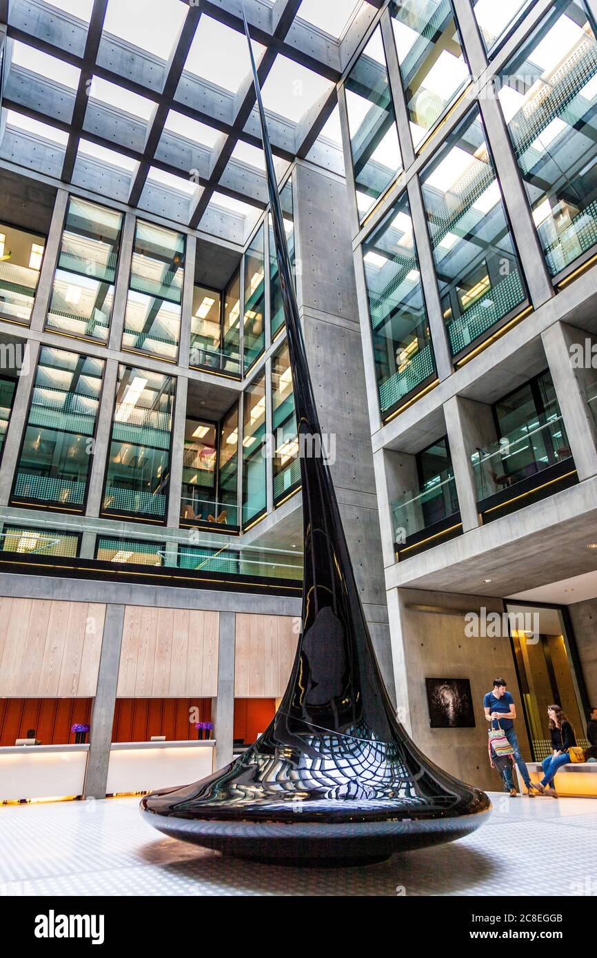 Interno della lobby dell'Angel Building con scultura di Ian McChesney, 407 St John Street EC1V, Islington, Londra, Regno Unito Foto Stock