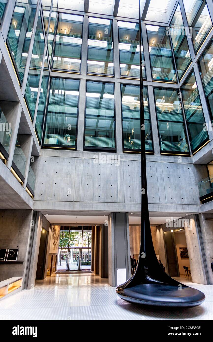 Interno della lobby dell'Angel Building con scultura di Ian McChesney, 407 St John Street EC1V, Islington, Londra, Regno Unito Foto Stock