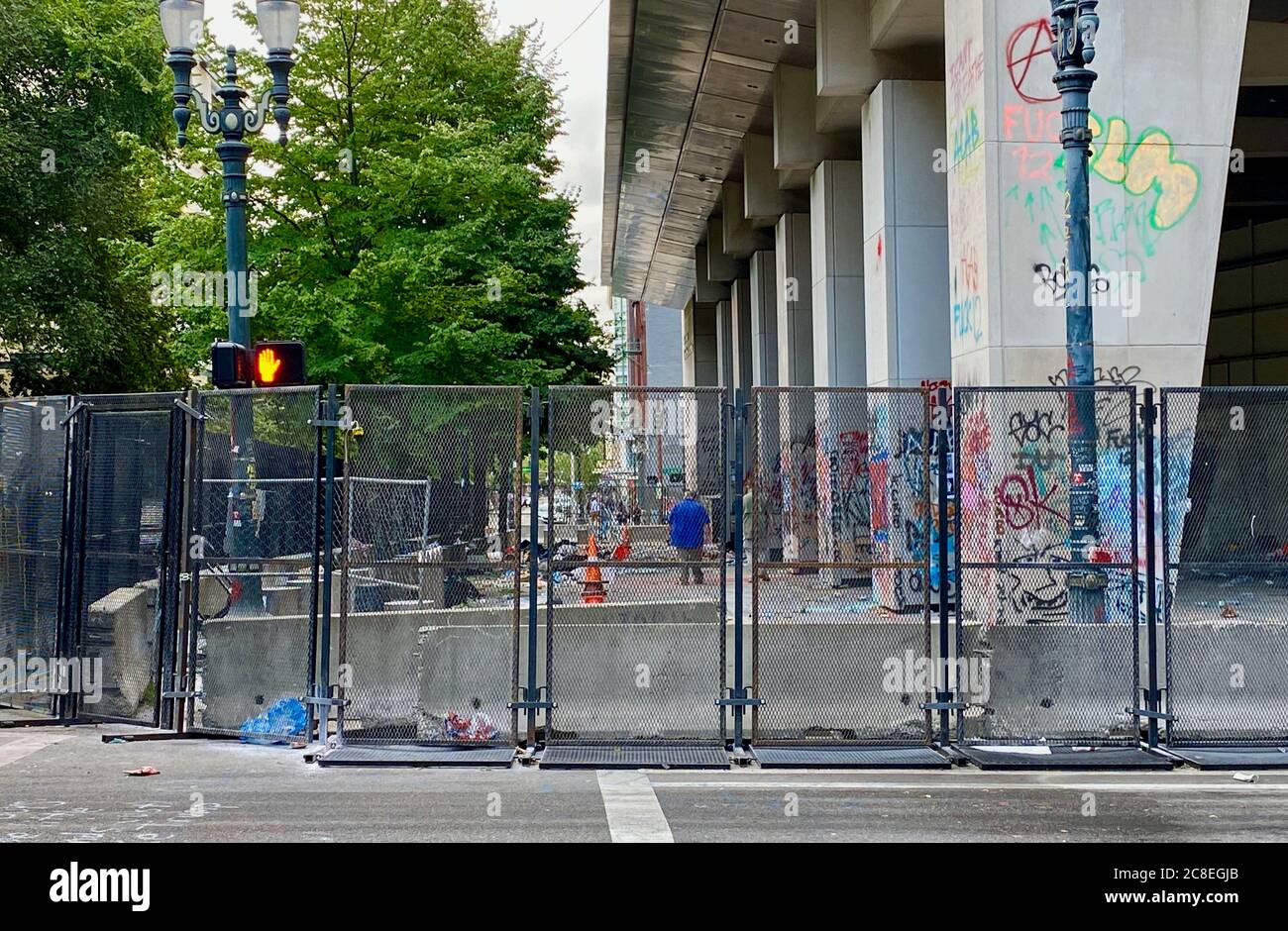 23 luglio 2020, Portland, Oregon, U.S: Il tribunale di Mark O. Hatfield a Portland, Oregon, è diventato il principale sito di protesta: tutte le tattiche di graffiti, immondizia e trickster degli anarchici per agitare l'applicazione della legge si svolgono in questa zona molto contenuta, dove gli agenti federali si nascondono all'interno e escono solo per lanciare granate di gas lacrimogeni e lanciare proiettili. Credit: ZUMA Press, Inc./Alamy Live News Foto Stock