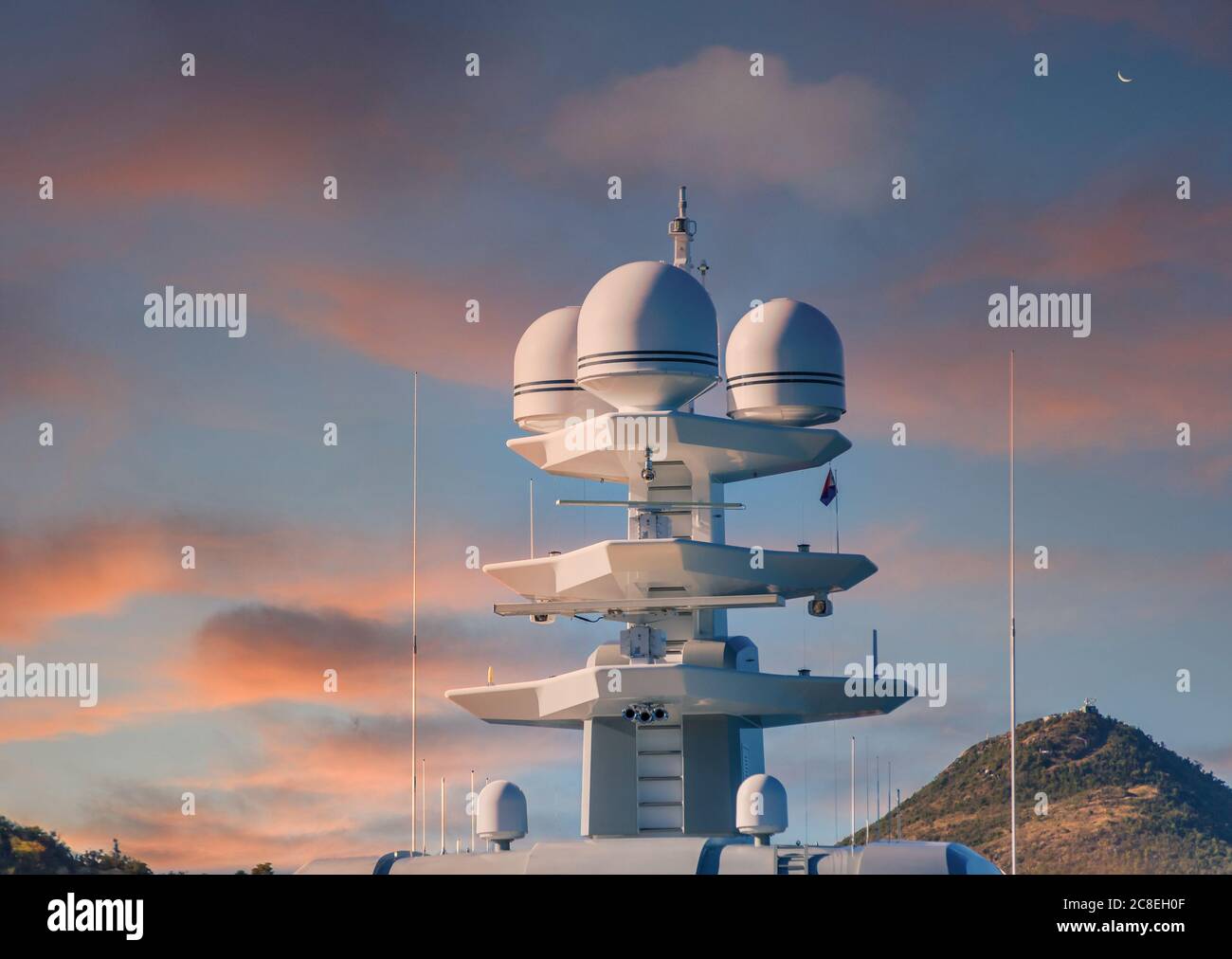 Torre satellite bianca al tramonto Foto Stock