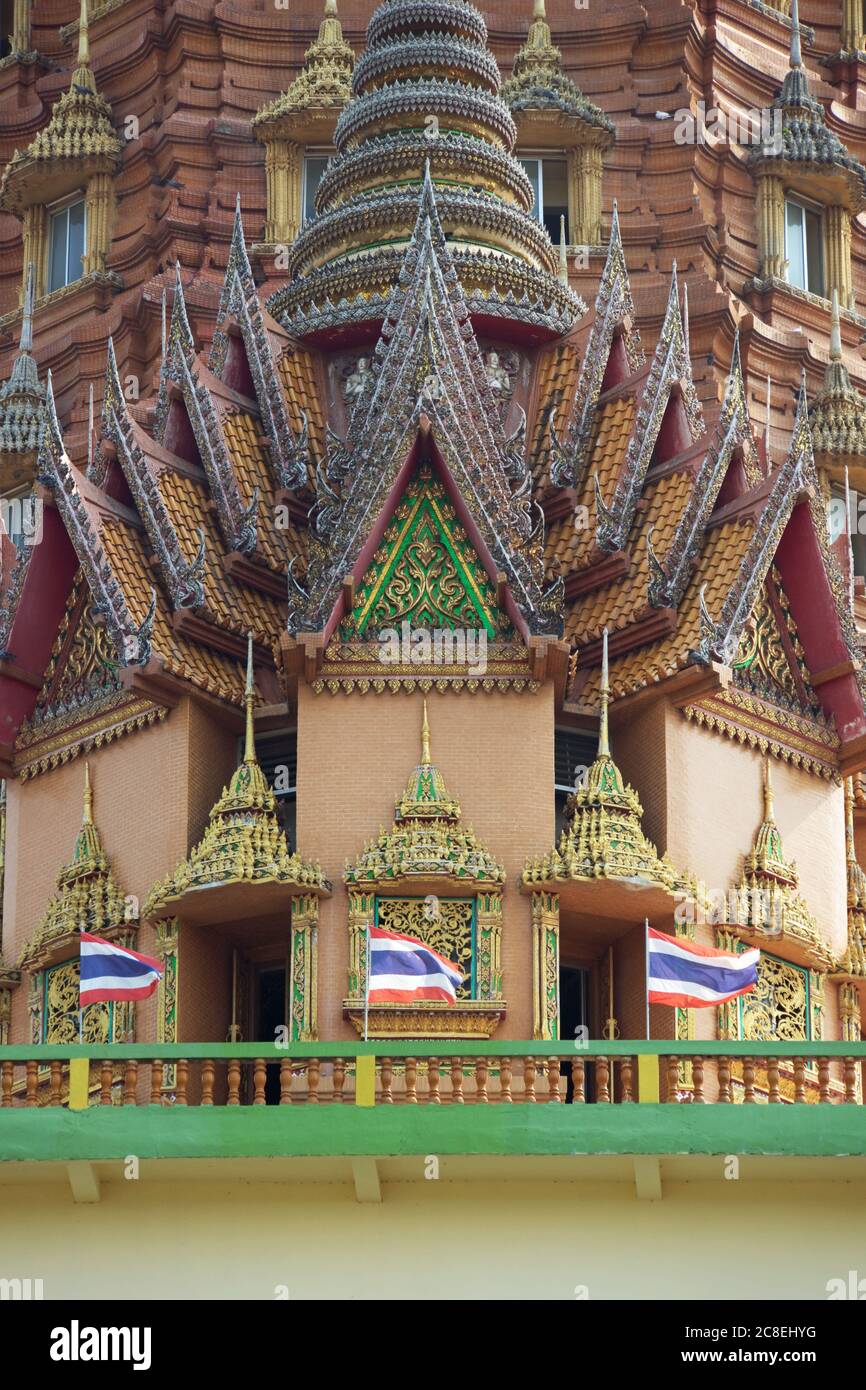 Thailandia tempio architettura che mostra ricchi colori, dettagli della struttura edificio e bandiere Thailandia. Foto Stock
