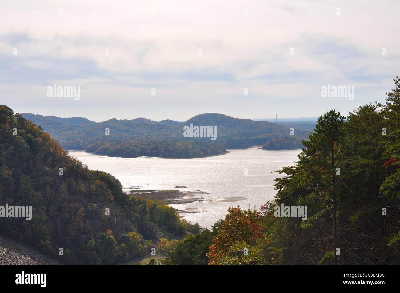 Autunno paesaggio di montagne che circondano il lago Foto Stock