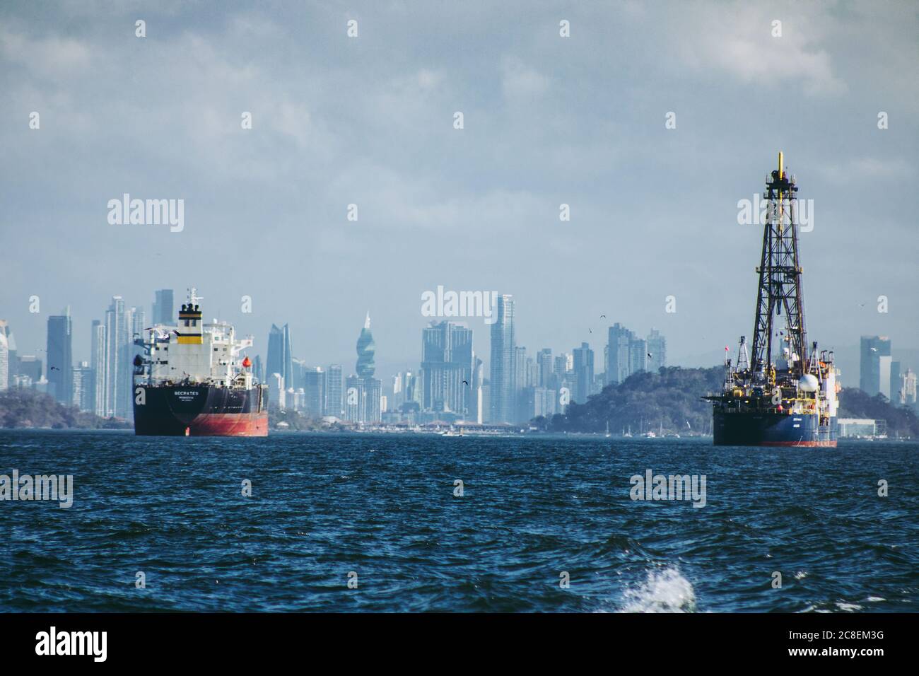 Due delle più grandi industrie di Panama, il marittimo e i grandi edifici. Foto Stock