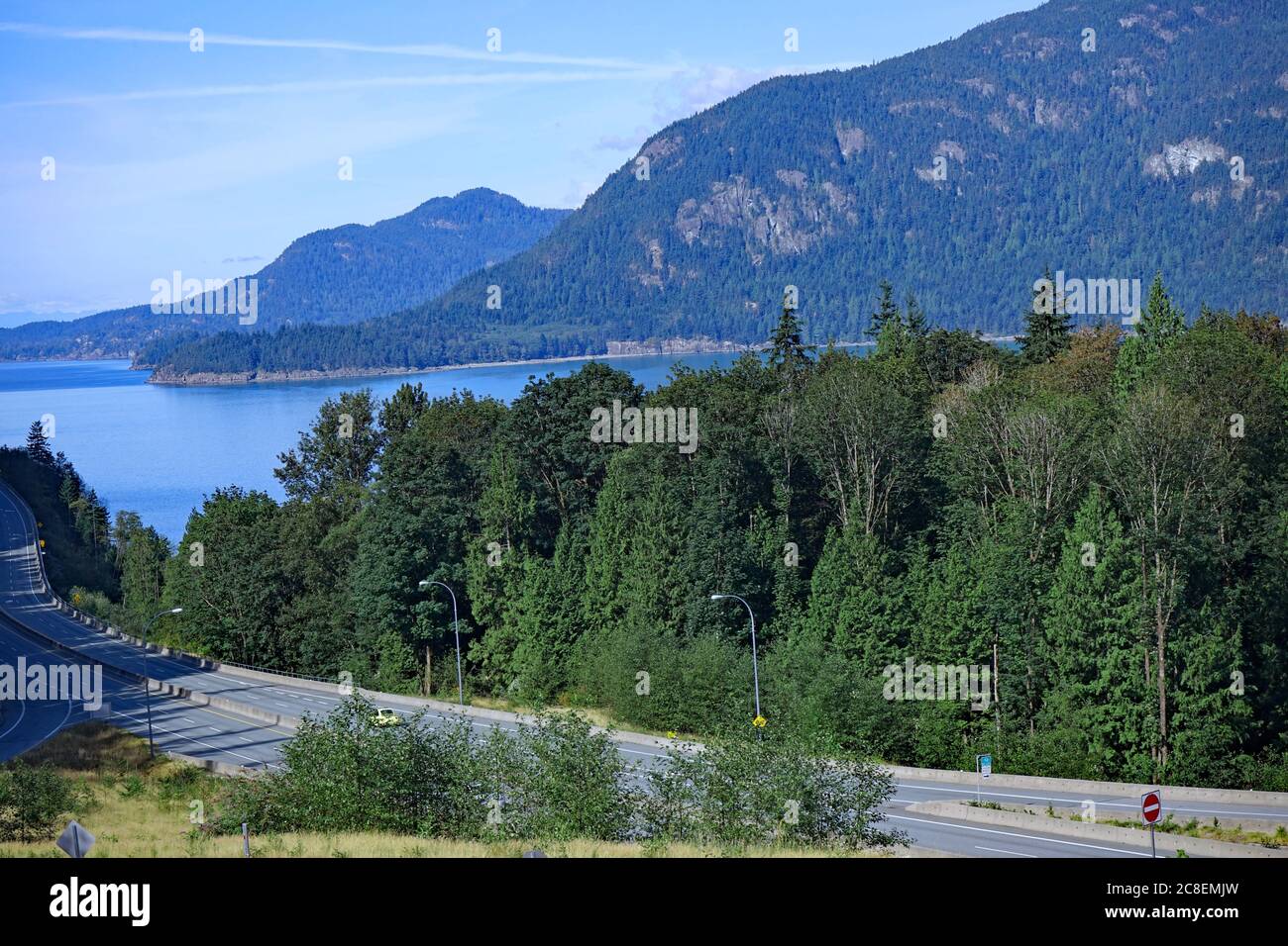 Panoramica autostrada costiera nella Columbia Britannica con montagne Foto Stock