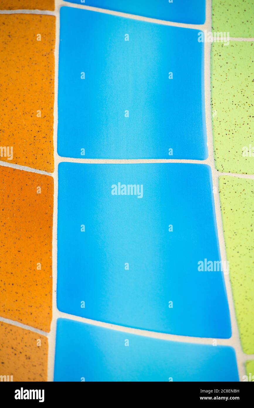 Bel mosaico colorato e decorativo di piastrelle ricurve bagno, modello e struttura come sfondo o carta da parati, spazio copia. Foto Stock