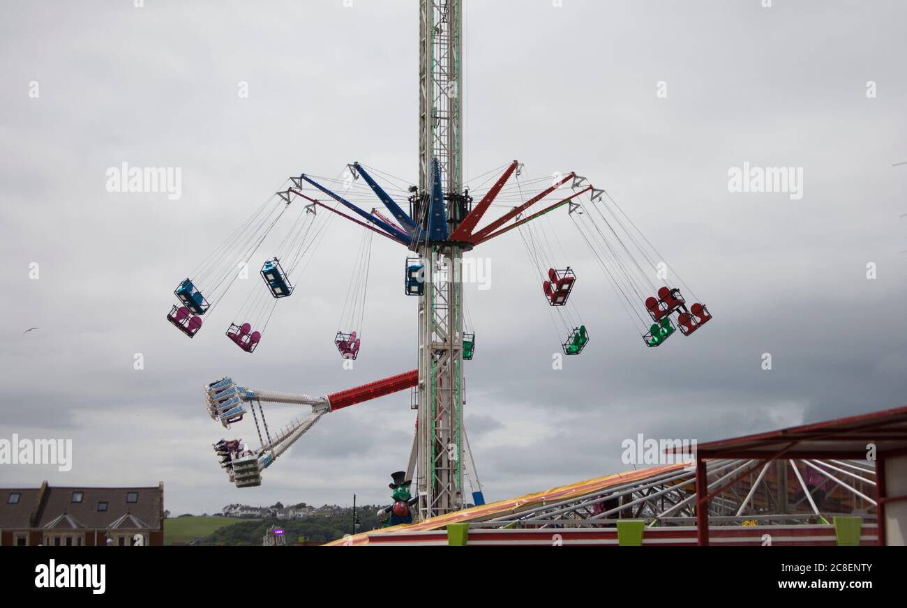 Parco divertimenti, giostre, montagne russe, cavalcate bianche, giostre, fiera del divertimento, mare, amanti del brivido, giornate all'aperto, giornate in famiglia Foto Stock
