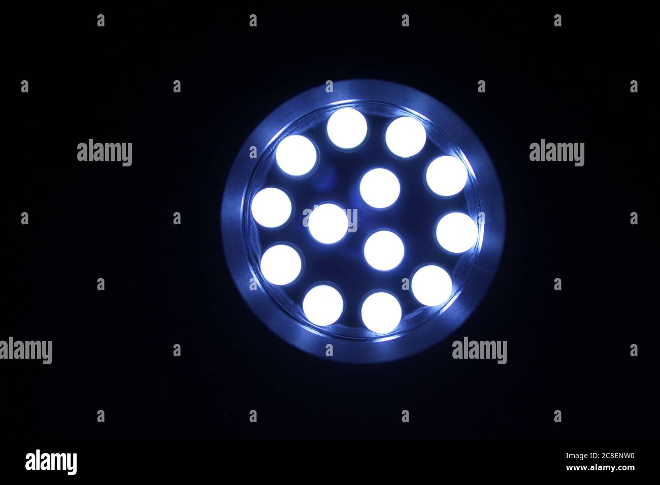 Vista frontale di una torcia a LED illuminata Foto Stock
