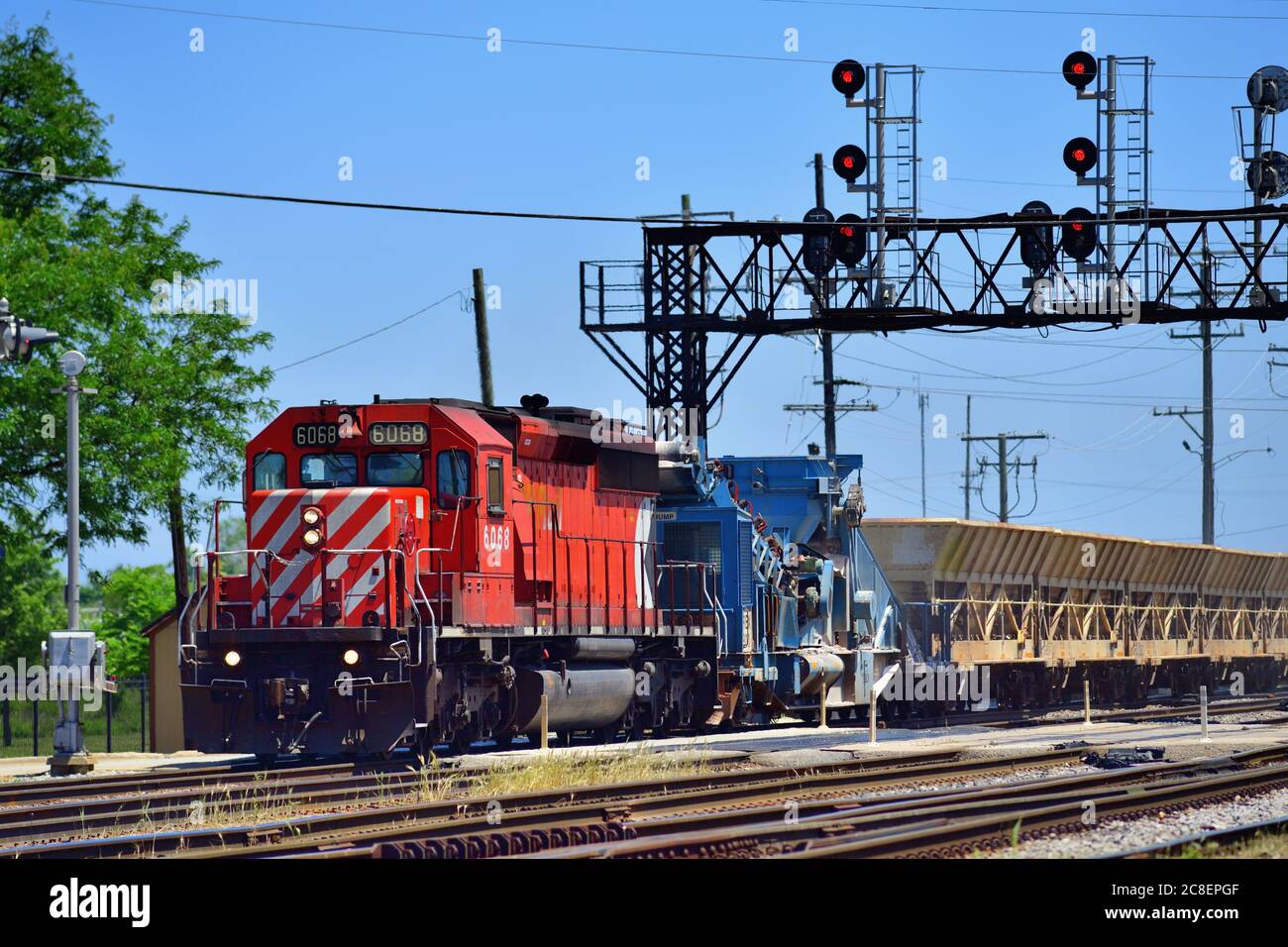 Franklin Park, Illinois, Stati Uniti. Una locomotiva Canadian Pacific Railway conduce un treno di lavoro attraverso una torre di segnale ferroviaria. Foto Stock