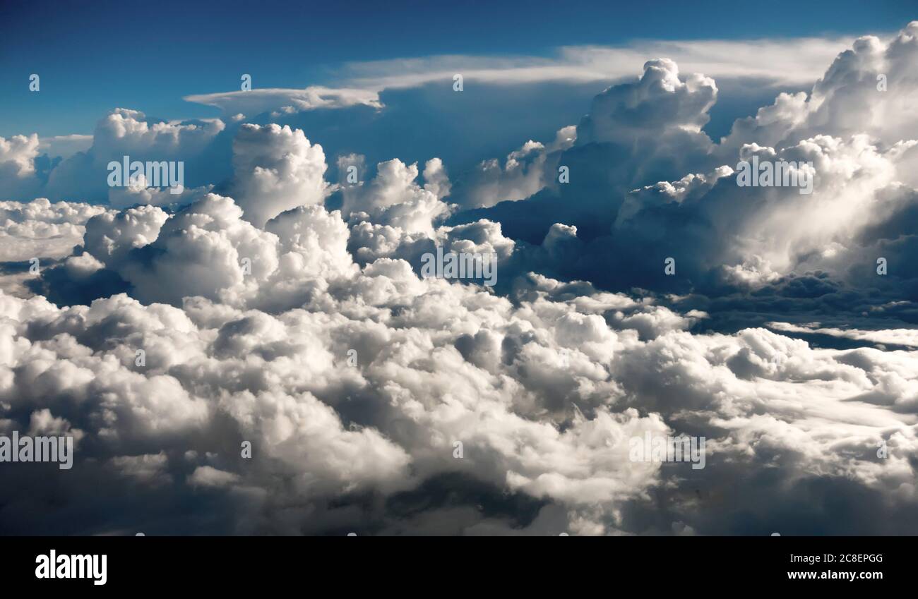 Nuvole di sopra Foto Stock