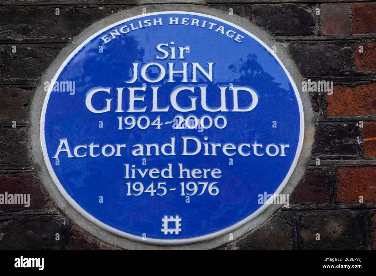 Inghilterra, Londra, Westminster, Cowley Street, targa blu presso l'ex residenza dell'attore e direttore Sir John Gielgud Foto Stock