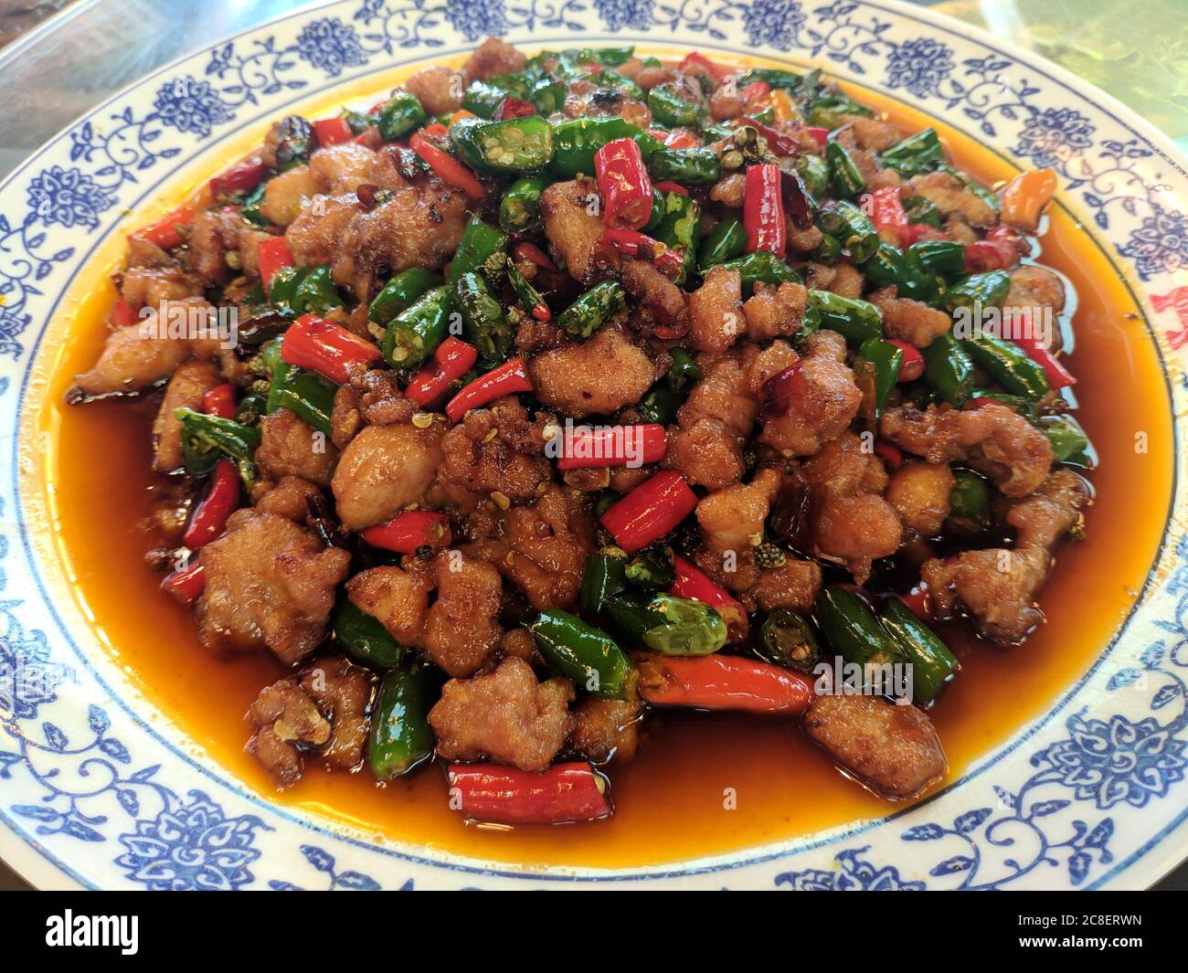 Cucina cinese tradizionale carne di coniglio piccante nel piatto di Chongqing Foto Stock