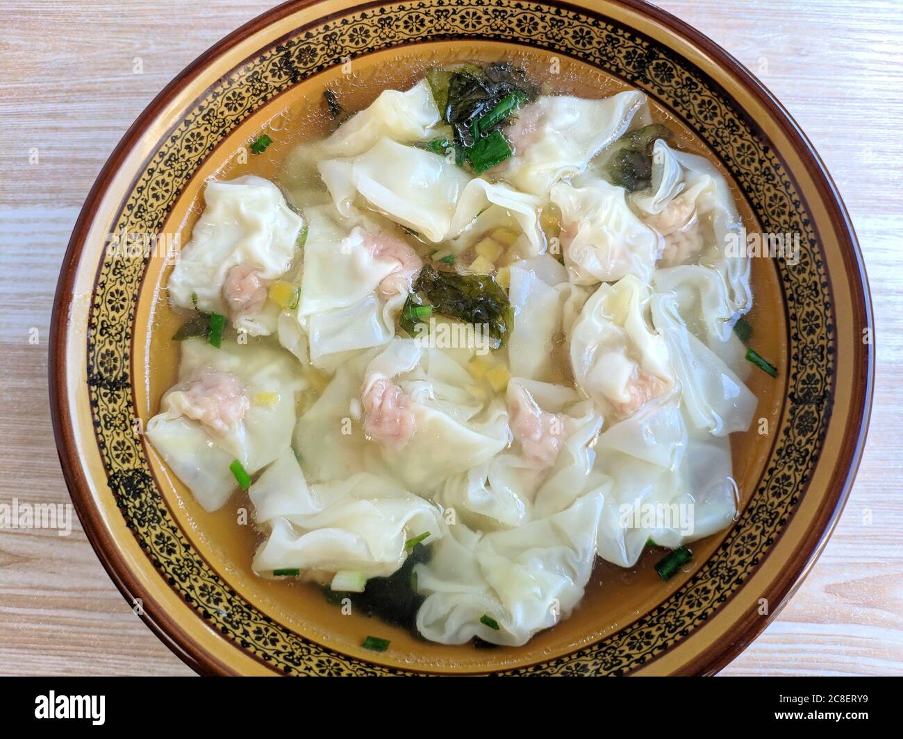 Piccoli gnocchi cinesi nella ciotola marrone Foto Stock
