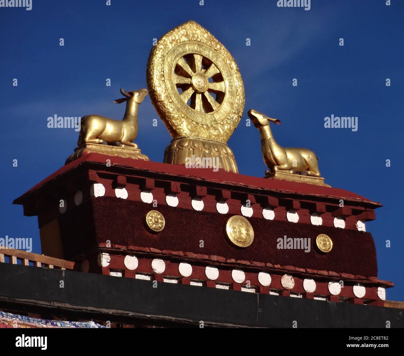 La decorazione sul tetto di un tempio in Tibet, questi sono due cervi d'oro；la decorazione sono coperti d'oro Foto Stock