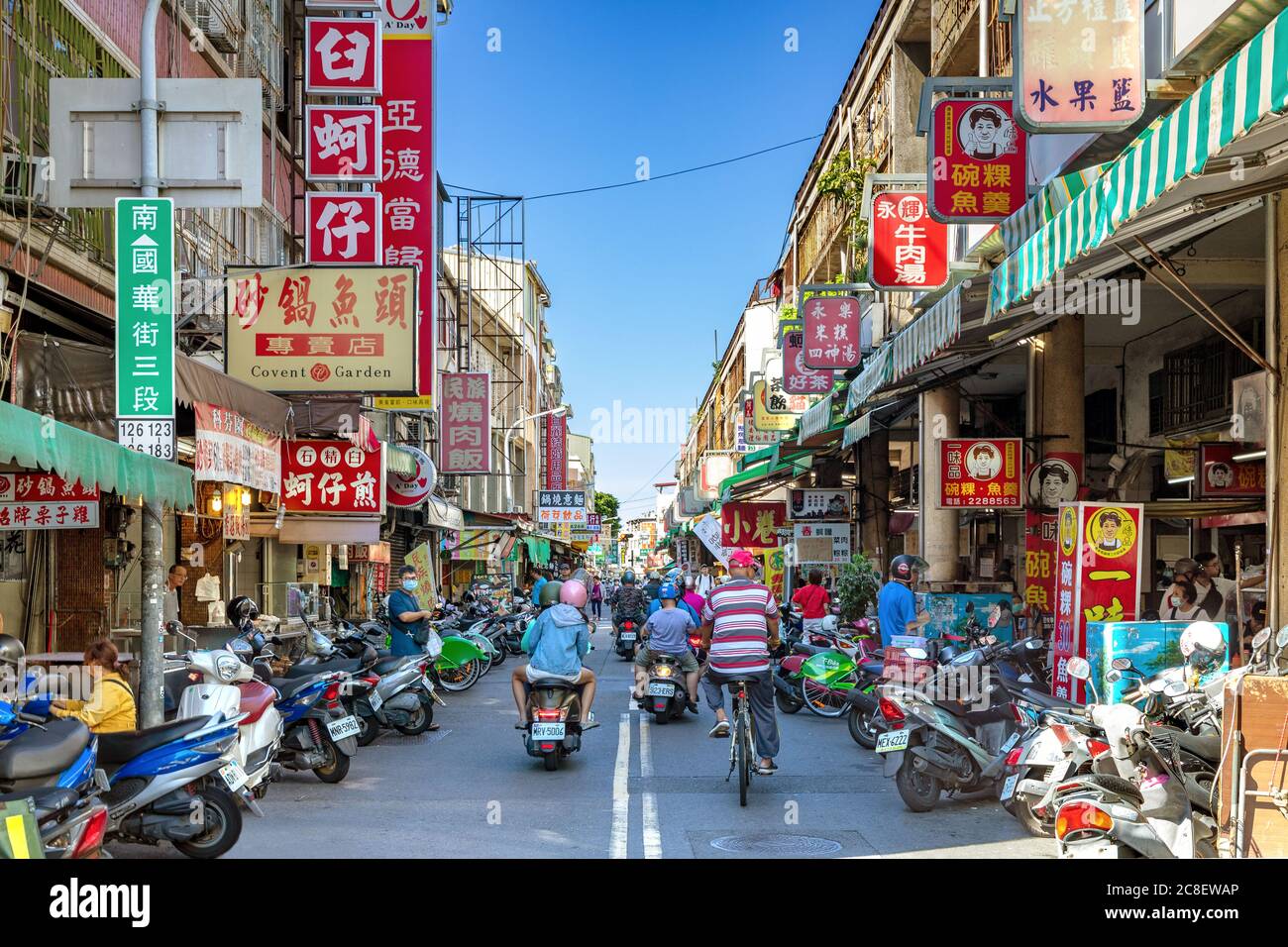 Tainan, Taiwan - 7 giugno 2020 : entrata del mercato tradizionale di yongle sulla via di Guohua. È uno del mercato più grande in tainan che vende molti generi di Foto Stock