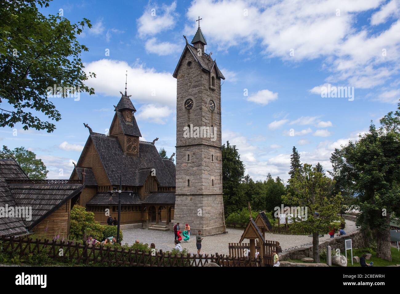 Una vista della Swiatynia Wang (Chiesa di Vang Stave). Chiesa di Vang in quattro post a navata singola chiesa costruita originariamente intorno al 1200 nella parrocchia di Vang nella regione di Valdres in Norvegia. Fu portata sui Monti Karkonosze nel 1842 da Friedrich Wilhelm IV, re di Prussia. L'intera costruzione è stata completata senza l'uso di chiodi. Foto Stock